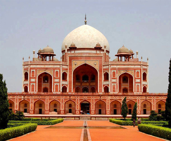 Discover the Mughal architecture in Delhi at the Humanyun's Tomb, New Delhi